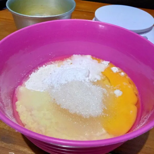 Campurkan terigu, gula, garam, baking powder dan telur. Aduk dengan whisk.