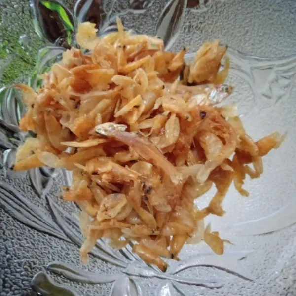 Cuci udang rebon, tiriskan.