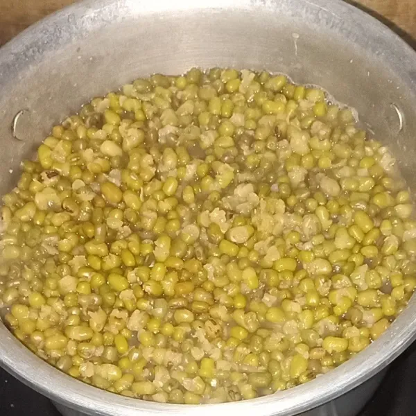 Rendam kacang hijau selama 1-2 jam, tiriskan. Lalu rebus sampai empuk.