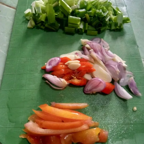 Potong daun bawang, iris bawang merah, bawang putih, cabai, dan tomat.