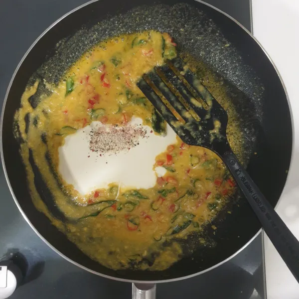 tuangkan Cream, masukan Kaldu Jamur, garam dan rainbow Peppercorn/blackpepper, Aduk rata.