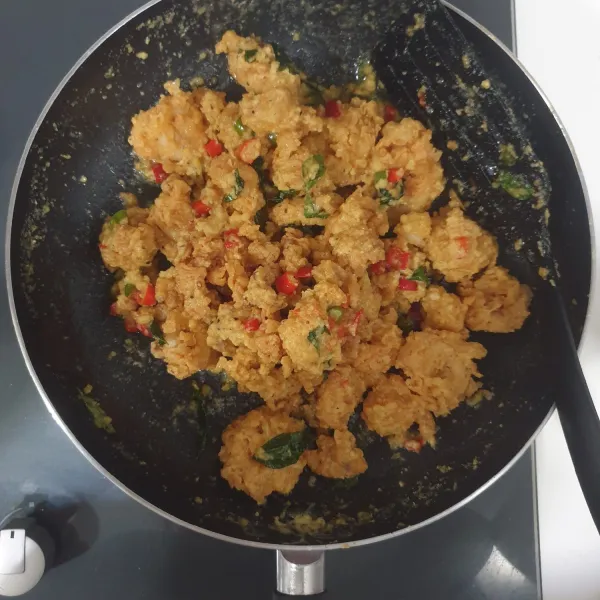 Masukan semua cumi-cumi yang telah di goreng tadi, Aduk rata.angkat dan sajikan bersama Nasi putih hangat.