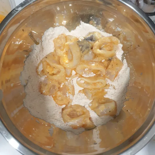 masukan kembali cumi-cumi kedalam bahan kering,aduk sampai semua cumi-cumi terbalut dengan tepung.