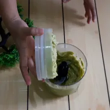 Blender alpukat, susu kental manis, dan tambahkan air sampai halus