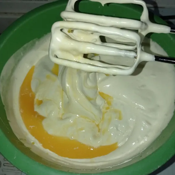 Tuang margarin cair, mixer lagi hingga rata, lalu bantu dengan spatula jangan sampai ada margarin yang mengendap