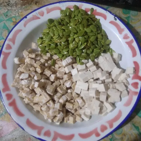 Siapkan lamtoro dan irisan tahu tempe