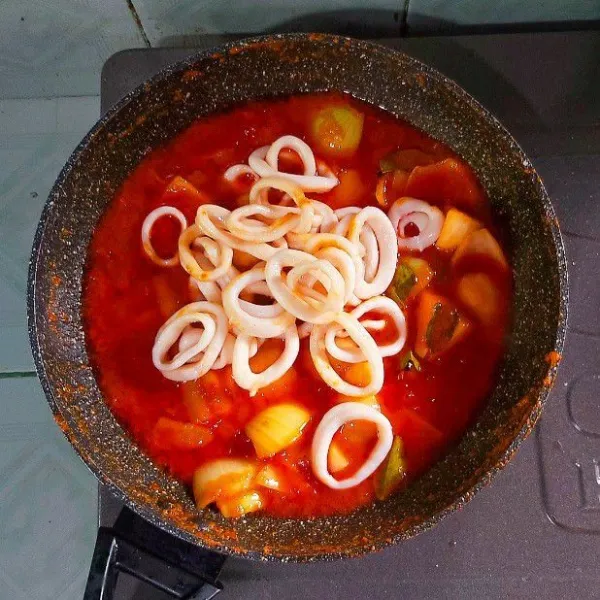 Bila rasanya sudah sesuai masukan cumi, aduk rata. Masak sebentar saja karena cumi sudah dalam posisi setengah matang. Tambahkan potongan daun bawang, kemudian matikan api. Nikmat disantap dengan nasi hangat! Bila suka dapat ditambah perasan jeruk nipis saat akan disajikan.