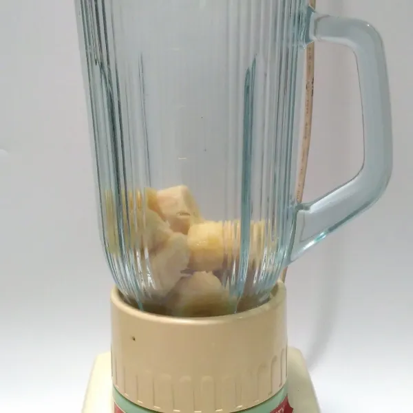 Masukan pisang beku.