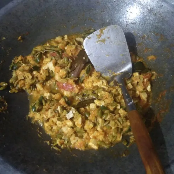 Masak hingga bumbu meresap. Kuah sedikit menyusut. Tes rasa.