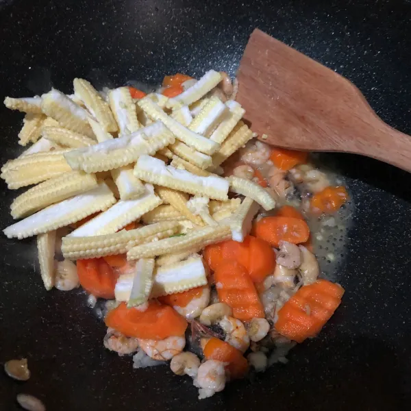 Tambahkan jagung putren yang sudah dibersihkan dan dipotong panjang, aduk rata. Tambahkan garam, penyedap rasa, dan juga lada bubuk sesuai selera