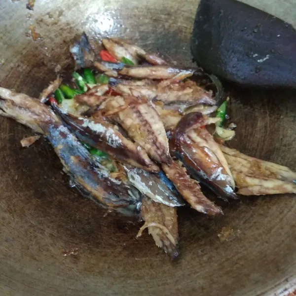 Tambahkan ikan yang sudah digoreng