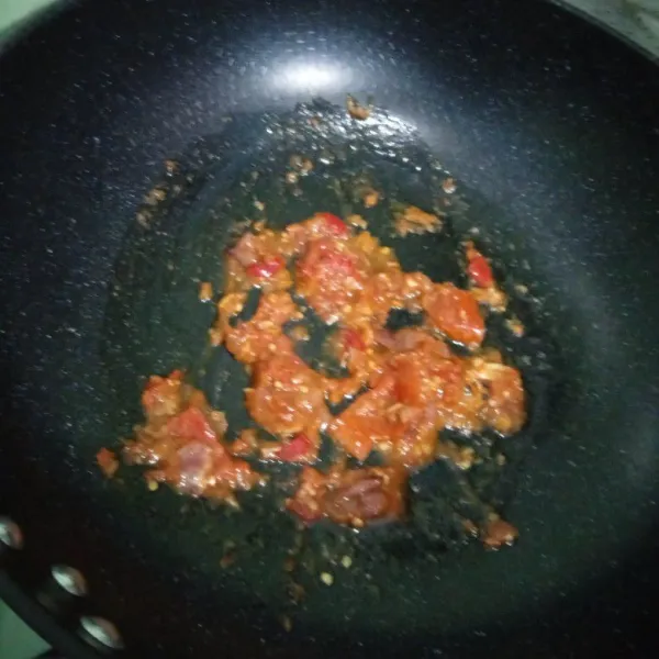 Tumis bahan sambal sampai harum. Tambahkan sedikit air