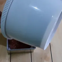 Masukkan ke dalam loyang yang sudah dioles dengan margarin dan dialasi dengan baking paper lalu kukus sampai matang.