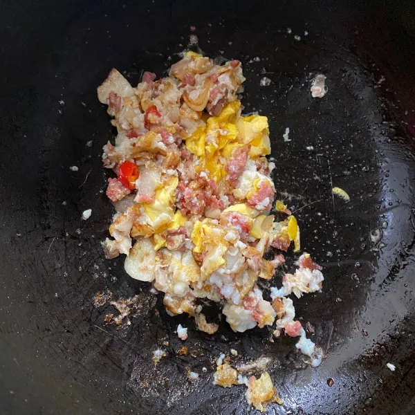 Masukan telur dan aduk merata hingga telur menjadi acak.