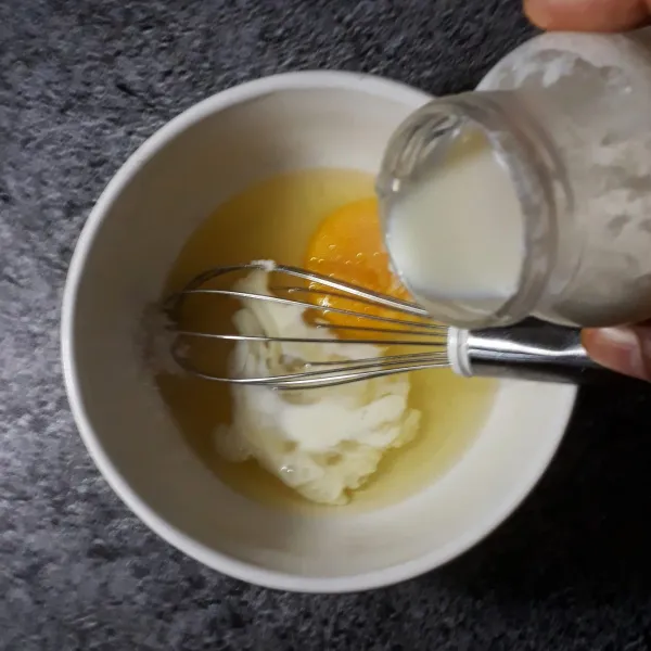Masukkan ke dalam mangkuk : telur, gula, garam, vanili, tepung maizena dan susu plain. Aduk dengan whisker hingga tercampur rata.