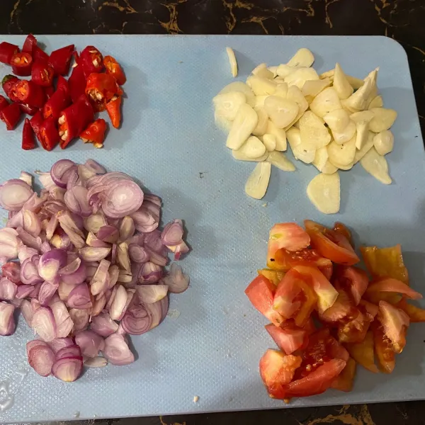 Potong tipis bawang merah, bawang putih, cabe merah, dan tomat.
