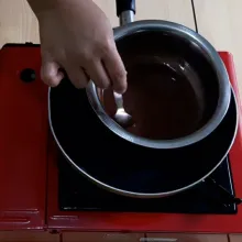 Cairkan minyak dan coklat batang sampai meleleh lalu sisihkan