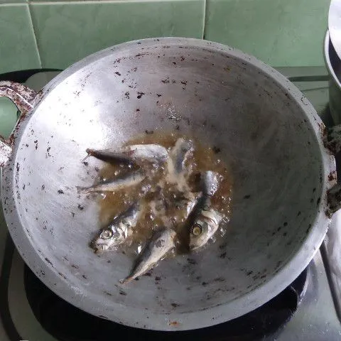 Goreng ikan asin, sisihkan.