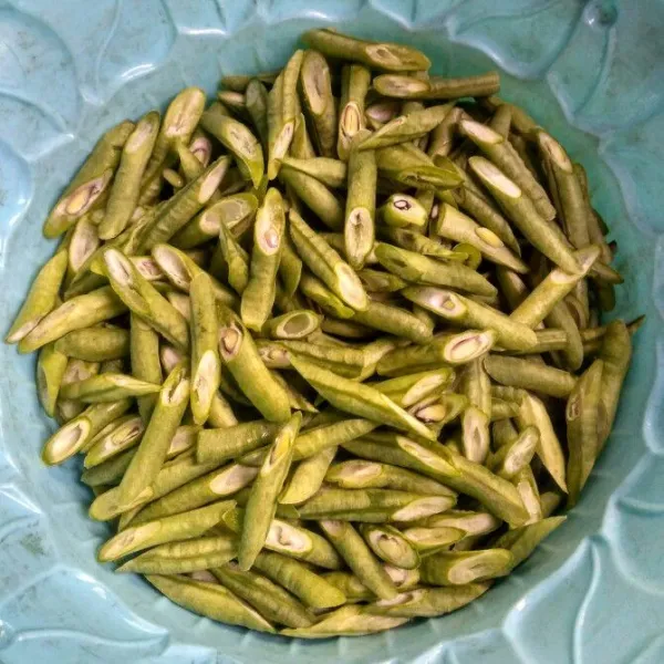 Iris serong kacang panjang dan cuci bersih.