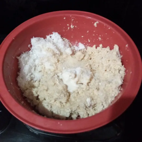 Kemudian masukan kelapa parut, garam, vanilli dan gula pasir, aduk hingga tercampur merata