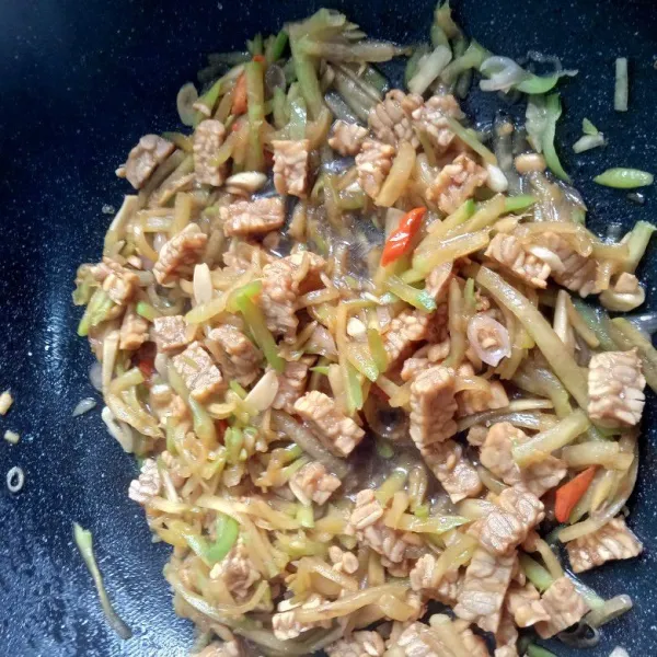 Bila labu sudah empuk masukkan tempe, koreksi rasa. Bila sudah pas matikan kompornya.