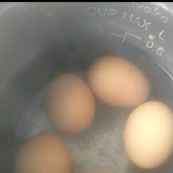 Rebus telur ayam sampai matang.