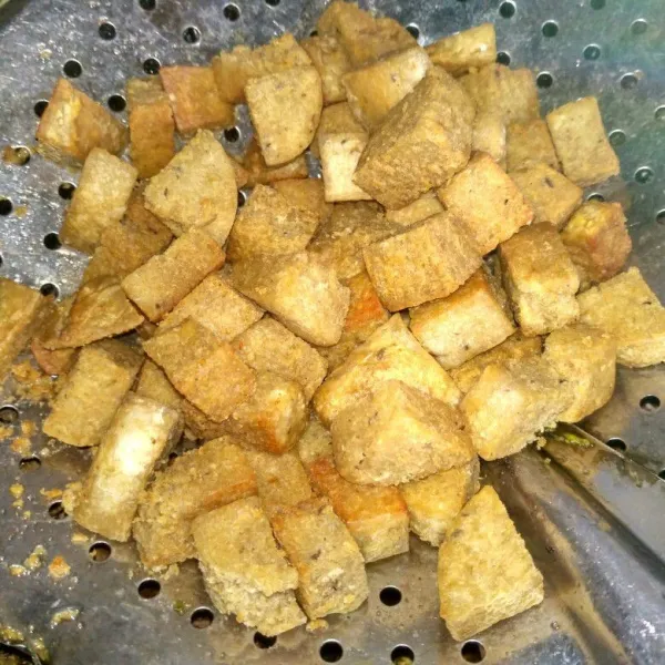 Potong-potong tempe gembus dan goreng hingga matang.