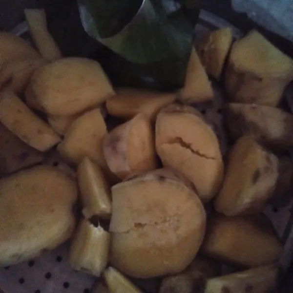 Kukus kelapa parut dan ubi hingga empuk.