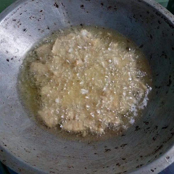 Potong tempe lalu goreng, sisihkan.