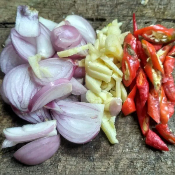 Iris tipis bawang merah, cincang bawang putih, dan iris serong cabai.