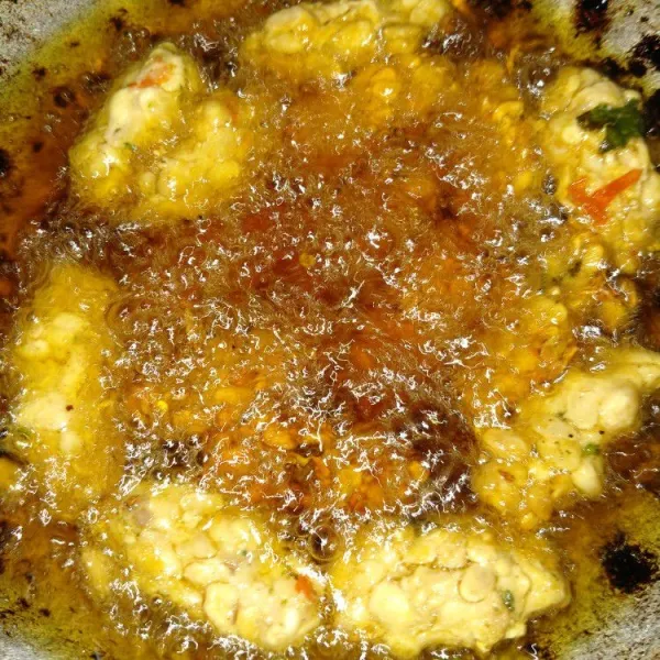 Panaskan minyak dan goreng tempe hingga kecoklatan. Balik kedua sisinya