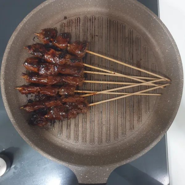 Panaskan grill pan bakar sate sampai matang dan sesekali olesi dengan bumbu Marinasi.