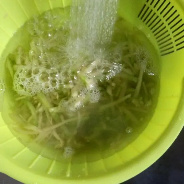 Remas-remas labu siam agar layu (boleh ditambah sedikit garam). Cuci sampai bersih, tiriskan.