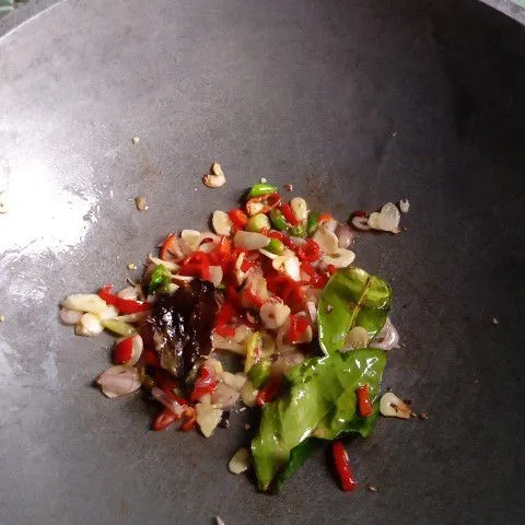Tumis semua bumbu iris juga daun jeruk dan daun salam sampai harum.