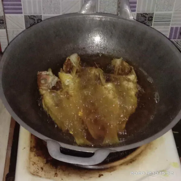 goreng ikan dalam minyak panas hingga panas.
