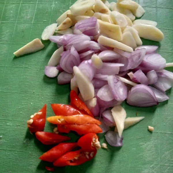 Iris cabai, bawang merah, dan bawang putih.