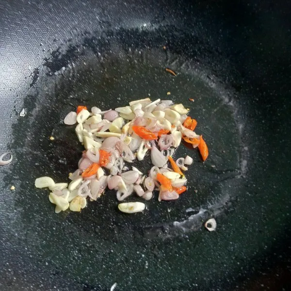 Tumis cabai, bawang merah, dan bawang putih sampai layu.