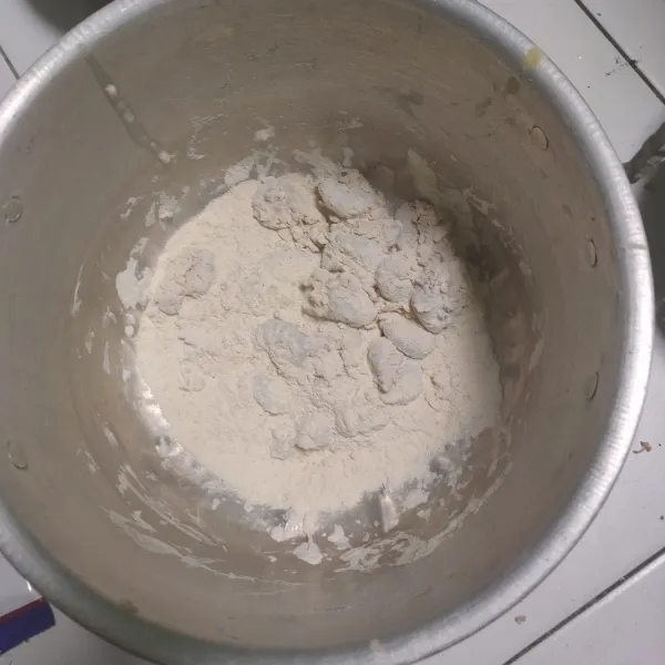 Balurkan udang dengan tepung bumbu, goyang-goyang agar udang tertutup tepung dengan sempurna dna membentuk tekstur.