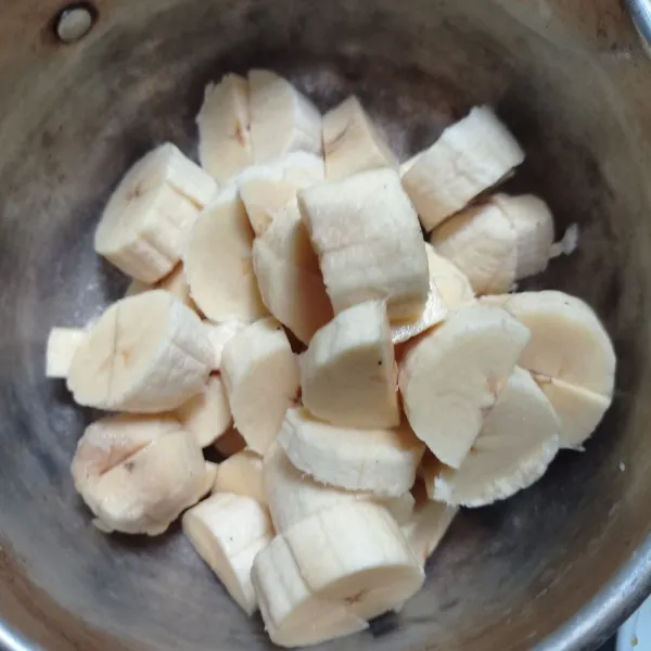 Potong-potong pisang juga sesuai selera, sisihkan