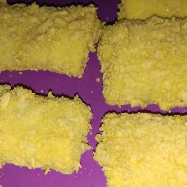 Balurkan risoles yang terbalut telur dalam remahan cornflakes hingga seluruh bagian risoles tertutup cornflakes.