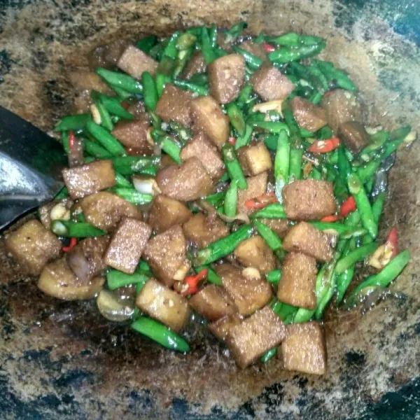 Masukkan air, garam, gula pasir, dan kaldu jamur. Aduk rata dan masak hingga matang. Cicipi rasanya dan sajikan.