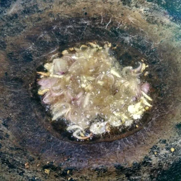 Tumis bawang merah dan bawang putih hingga harum.