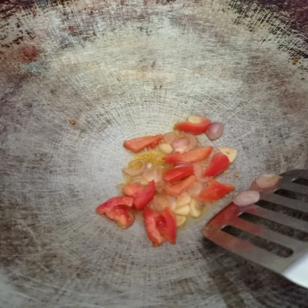 Tumis bawang putih, bawang merah, dan tomat sampai harum.