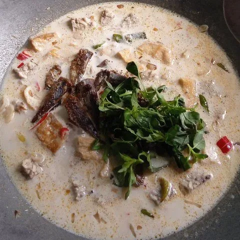Bila sudah benar-benar mendidih, masukkan ikan asin dan kemangi. Aduk sebentar saja.
