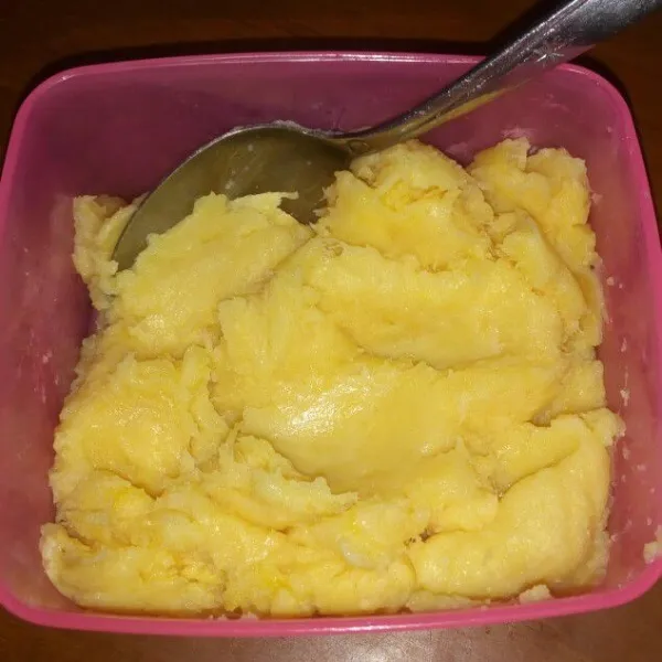 Campur tape dan susu kental manis, aduk rata.