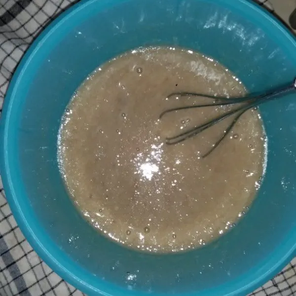 Kocok gula pasir, vanili bubuk dan telur dengan whisk. Masukkan susu cair dan minyak goreng. Aduk hingga tercampur rata.