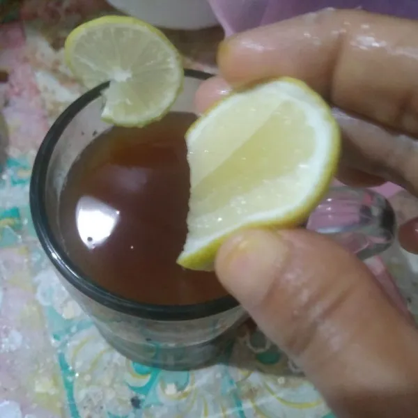 Beri perasan jeruk lemon.