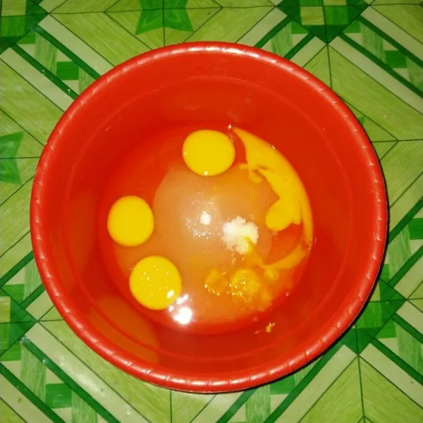 Kocok telur, gula pasir, sp, dan vanili hingga putih berjejak