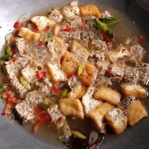 Masukkan tahu dan tempe. Tuangi air, bumbui gula, garam dan terasi.