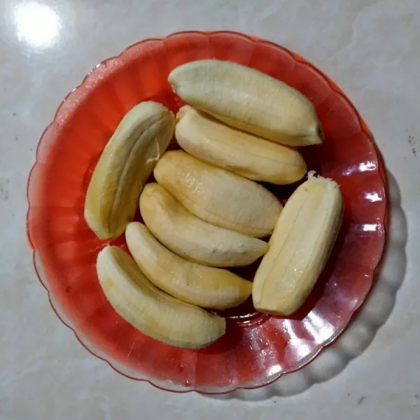Setelah semua bahan siap belah setiap pisang menjadi 2 bagian total 16 pcs